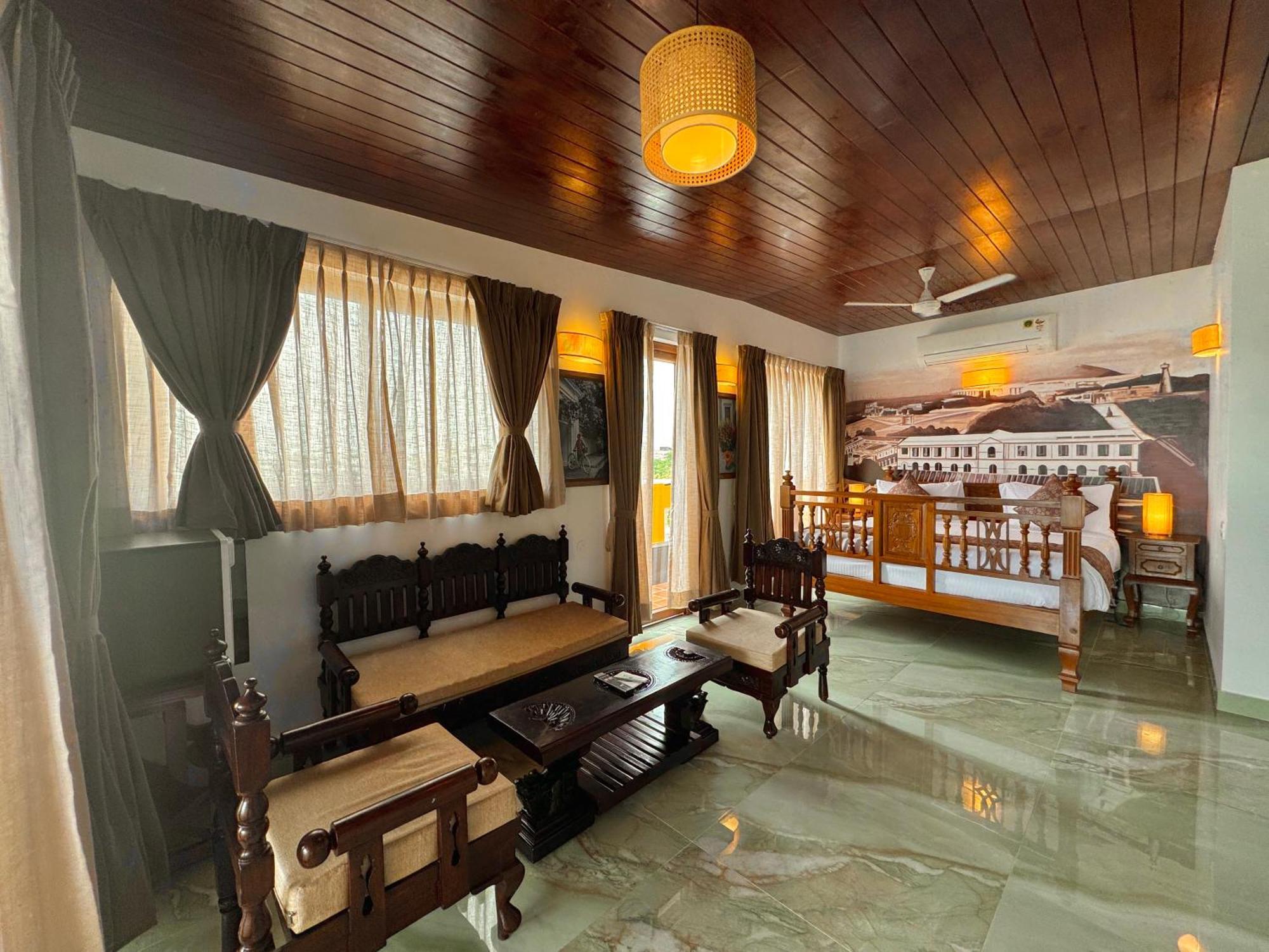 La Plage Seaview Suites Пондичерри Экстерьер фото