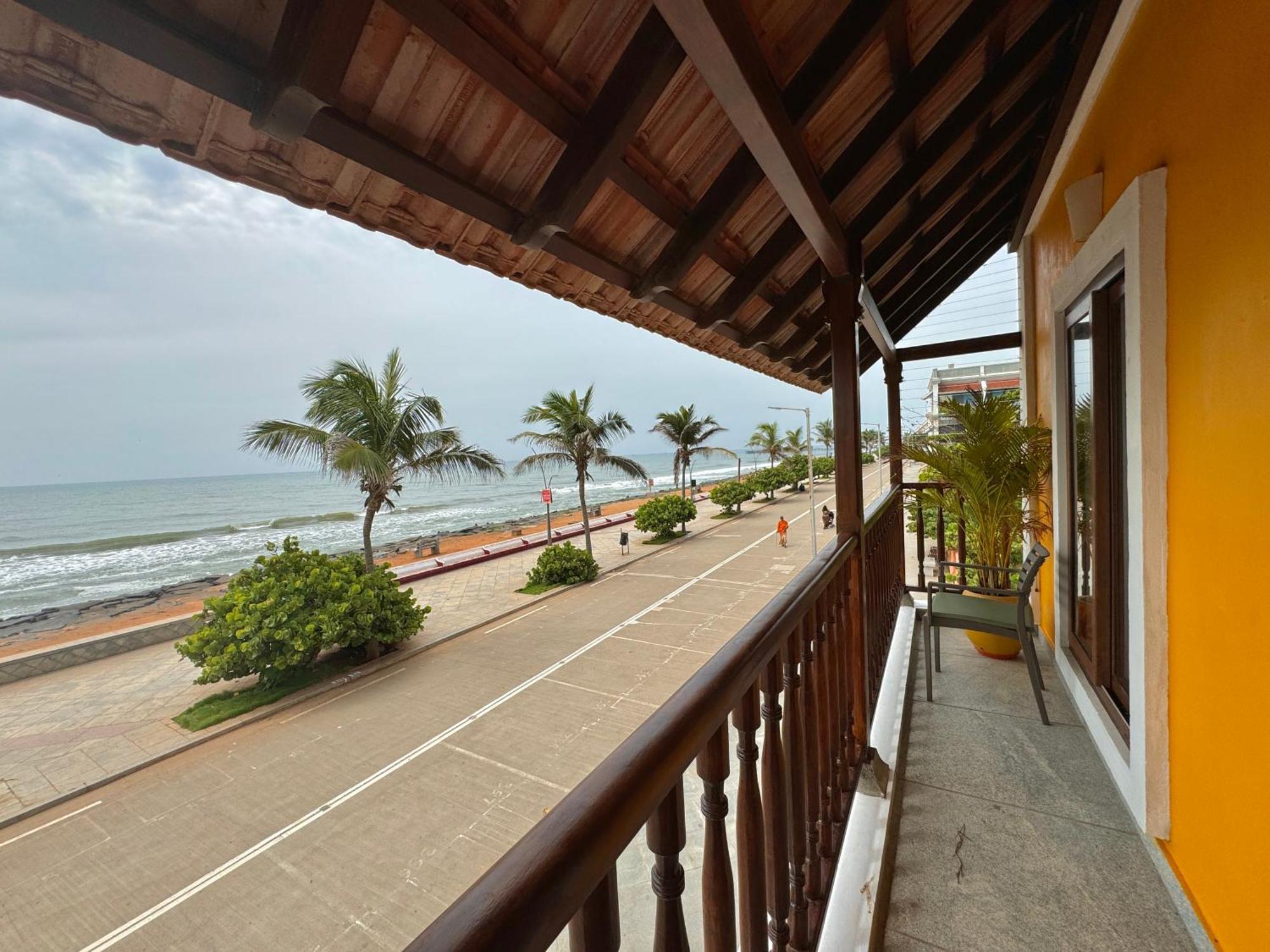 La Plage Seaview Suites Пондичерри Экстерьер фото