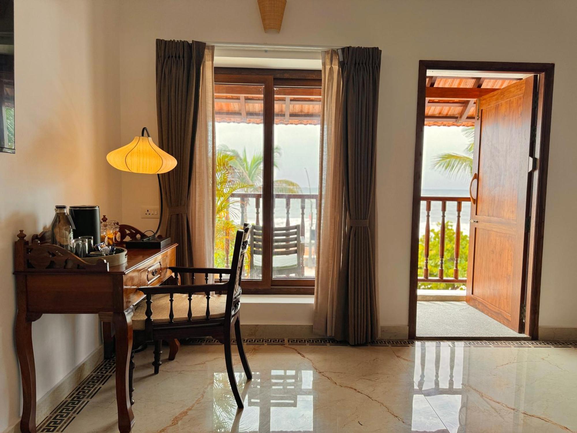 La Plage Seaview Suites Пондичерри Экстерьер фото