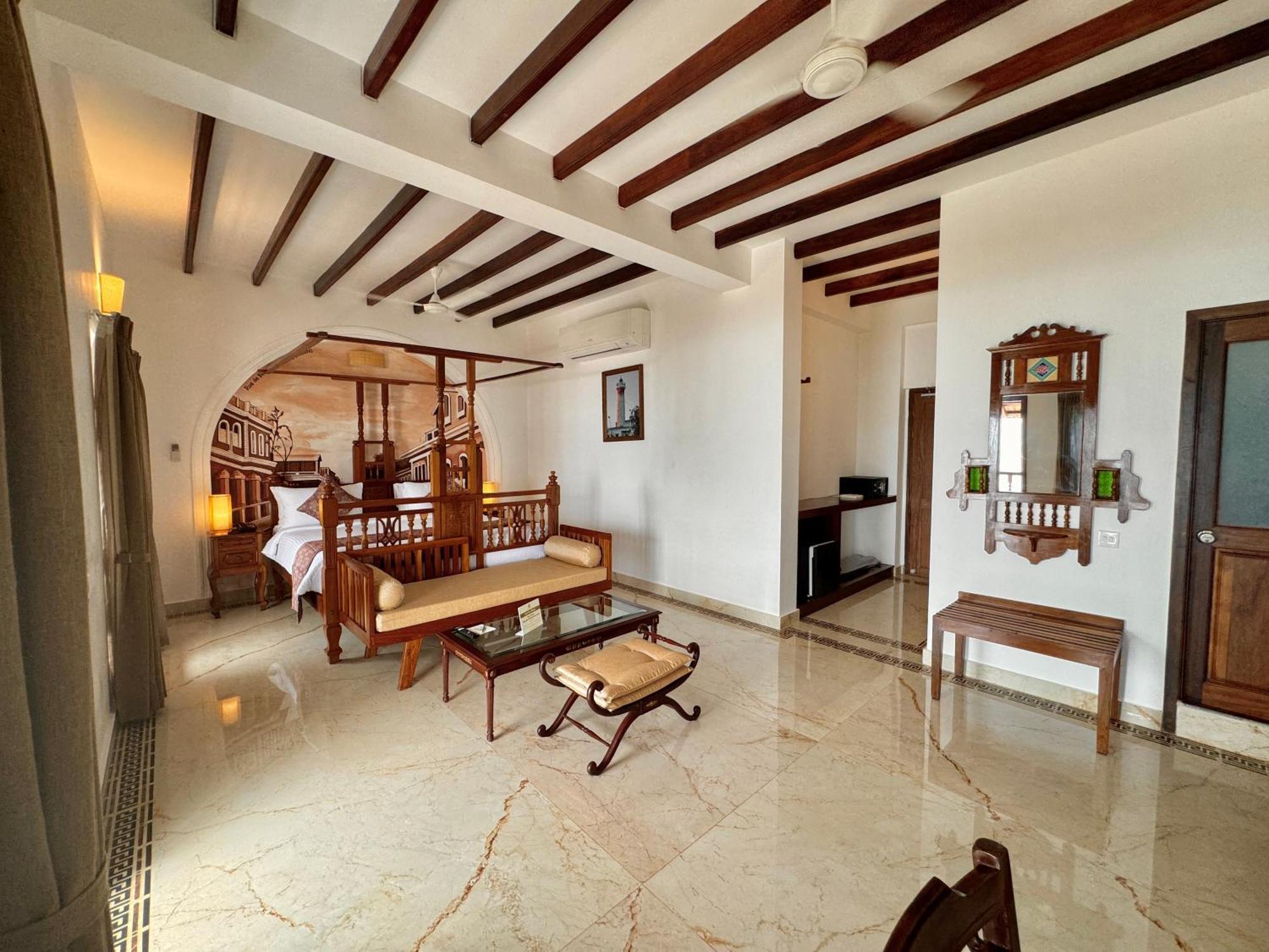 La Plage Seaview Suites Пондичерри Экстерьер фото