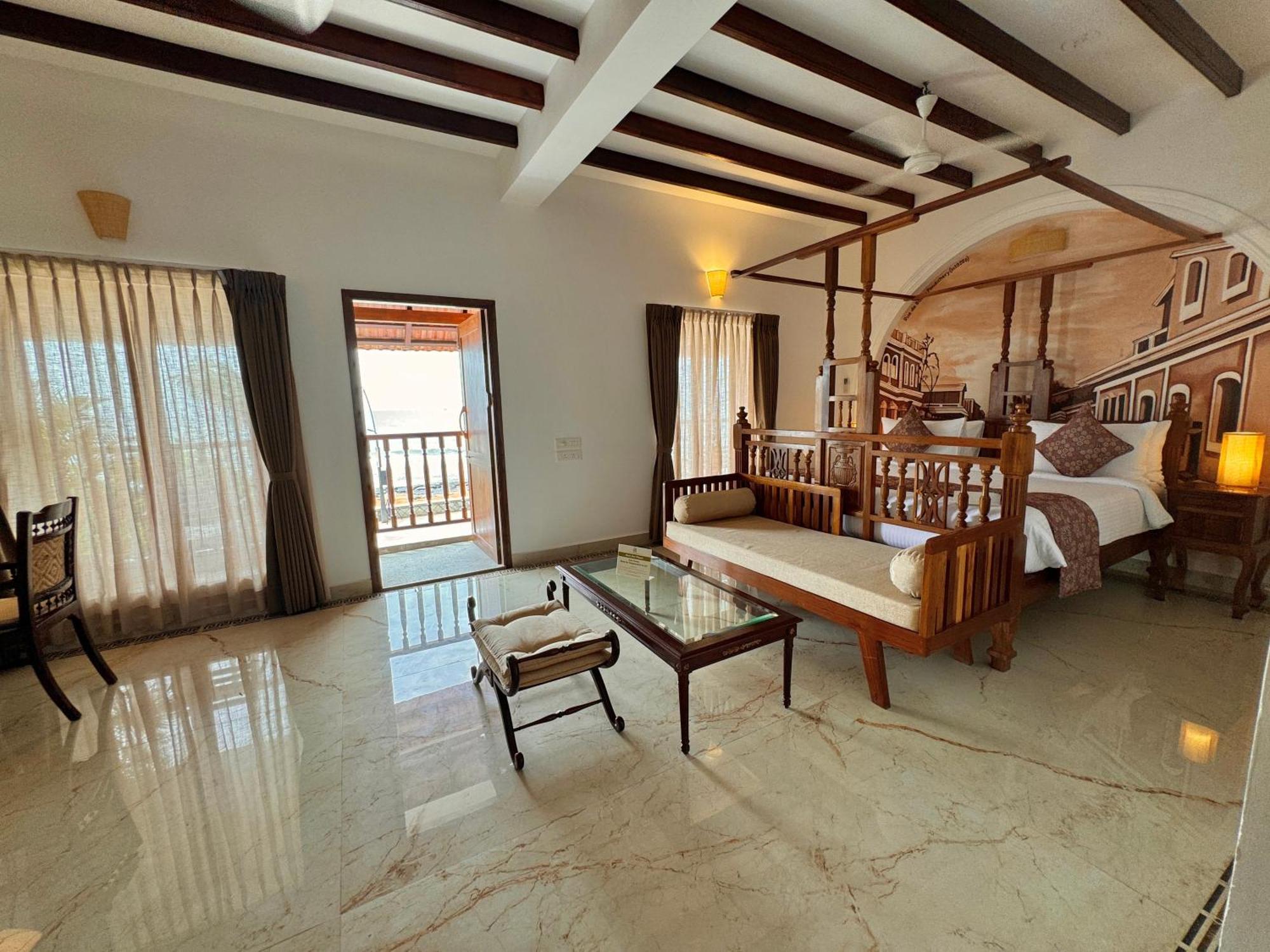 La Plage Seaview Suites Пондичерри Экстерьер фото