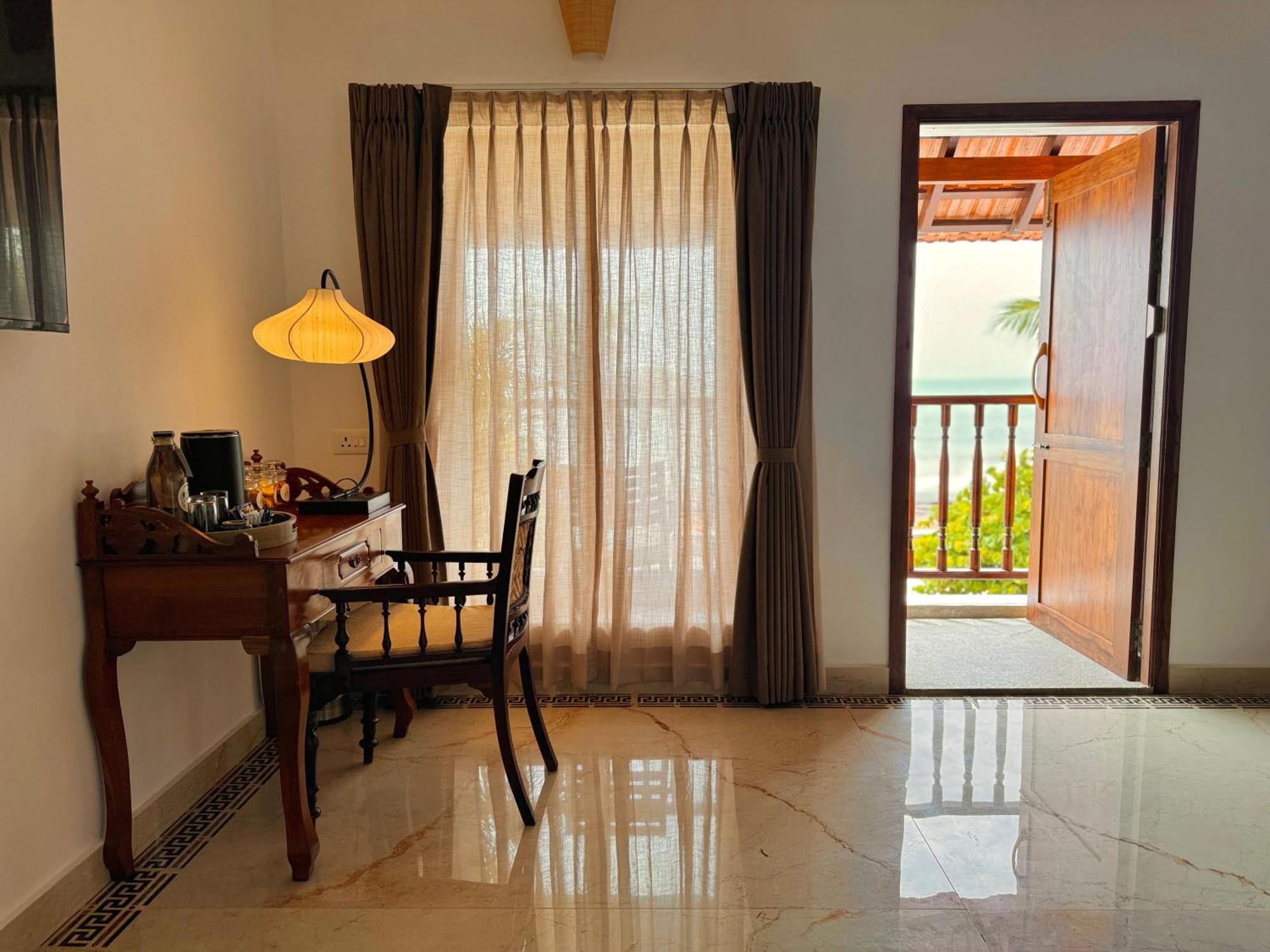 La Plage Seaview Suites Пондичерри Экстерьер фото